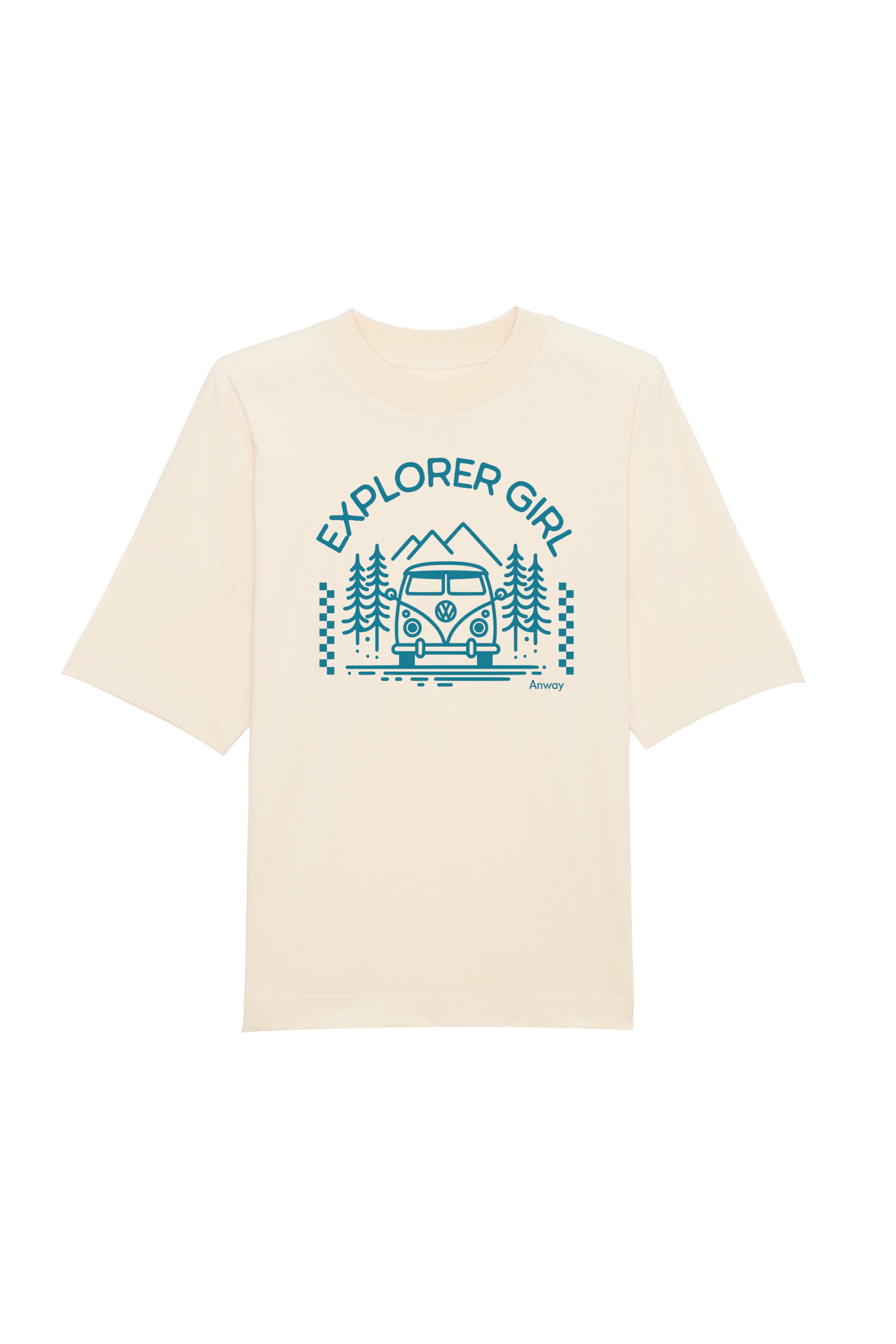 Oversized T-Shirt aus 100 % Bio-Baumwolle mit weitem, modernem Schnitt, erhältlich in Schwarz, Weiss und Natur. Individuell gestaltbar mit Wunschmotiv und frei wählbarer Platzierung. Weiche Qualität, überschnittene Ärmelansätze und lässiger Style für maximalen Tragekomfort. Mit Aufdruck "EXPLORER GIRL", einem VW-Bus, Tannen und Bergen auf der Vorderseite – modernes Design für Outdoor-Liebhaberinnen.