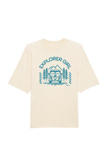 Oversized T-Shirt aus 100 % Bio-Baumwolle mit weitem, modernem Schnitt, erhältlich in Schwarz, Weiss und Natur. Individuell gestaltbar mit Wunschmotiv und frei wählbarer Platzierung. Weiche Qualität, überschnittene Ärmelansätze und lässiger Style für maximalen Tragekomfort. Mit Aufdruck "EXPLORER GIRL", einem VW-Bus, Tannen und Bergen auf der Vorderseite – modernes Design für Outdoor-Liebhaberinnen.
