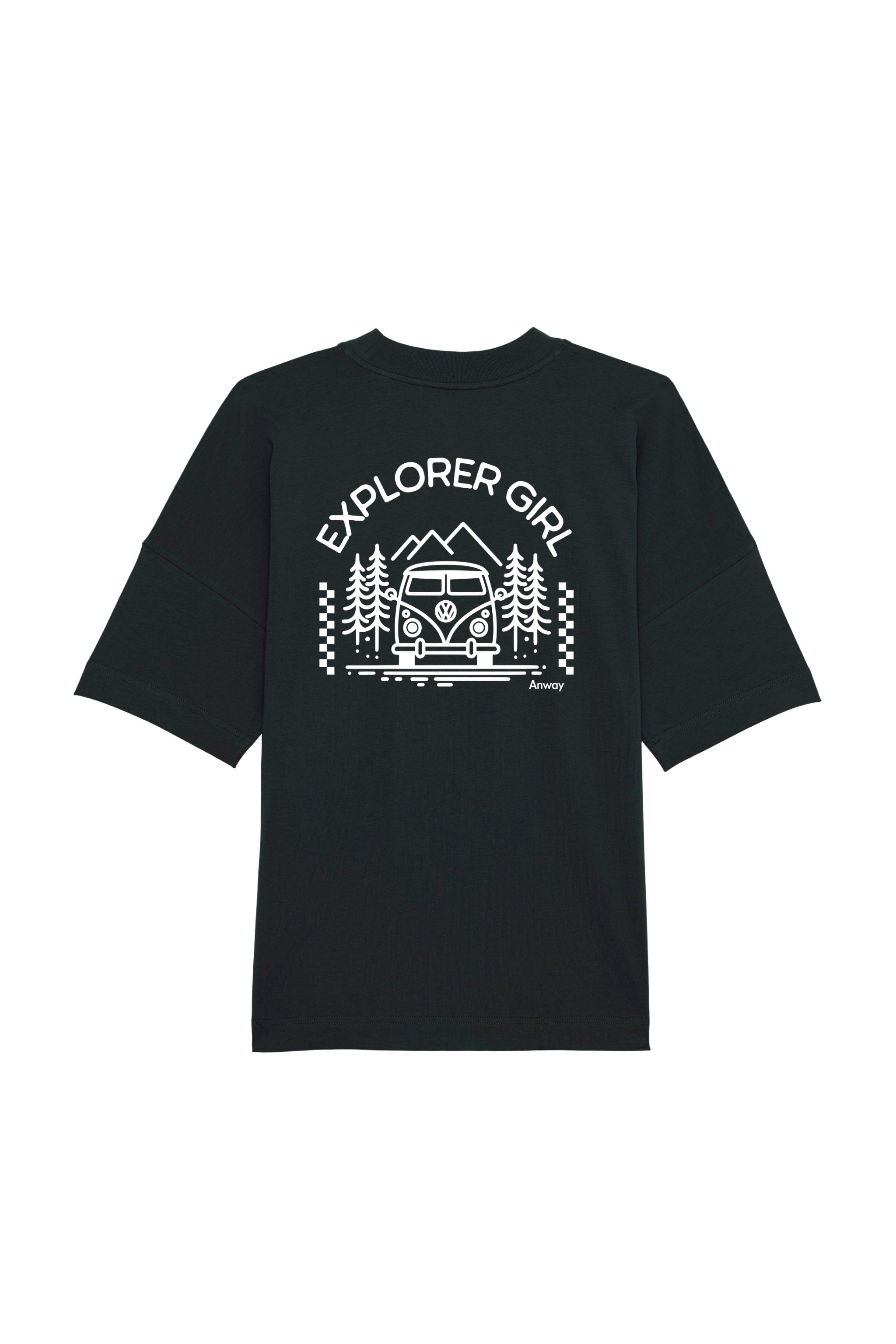 Oversized T-Shirt aus 100 % Bio-Baumwolle mit weitem, modernem Schnitt, erhältlich in Schwarz, Weiss und Natur. Individuell gestaltbar mit Wunschmotiv und frei wählbarer Platzierung. Weiche Qualität, überschnittene Ärmelansätze und lässiger Style für maximalen Tragekomfort. Mit Aufdruck auf dem Rücken "EXPLORER GIRL", einem VW-Bus, Tannen und Bergen – modernes Design für Outdoor-Liebhaberinnen.