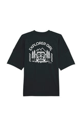 Oversized T-Shirt aus 100 % Bio-Baumwolle mit weitem, modernem Schnitt, erhältlich in Schwarz, Weiss und Natur. Individuell gestaltbar mit Wunschmotiv und frei wählbarer Platzierung. Weiche Qualität, überschnittene Ärmelansätze und lässiger Style für maximalen Tragekomfort. Mit Aufdruck auf dem Rücken "EXPLORER GIRL", einem VW-Bus, Tannen und Bergen – modernes Design für Outdoor-Liebhaberinnen.