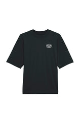 Oversized T-Shirt aus 100 % Bio-Baumwolle mit weitem, modernem Schnitt, erhältlich in Schwarz, Weiss und Natur. Individuell gestaltbar mit Wunschmotiv und frei wählbarer Platzierung. Weiche Qualität, überschnittene Ärmelansätze und lässiger Style für maximalen Tragekomfort. Mit Aufdruck auf dem Rücken "EXPLORER GIRL", einem VW-Bus, Tannen und Bergen und einem kleinen Aufdruck auf der linken Brust – modernes Design für Outdoor-Liebhaberinnen.