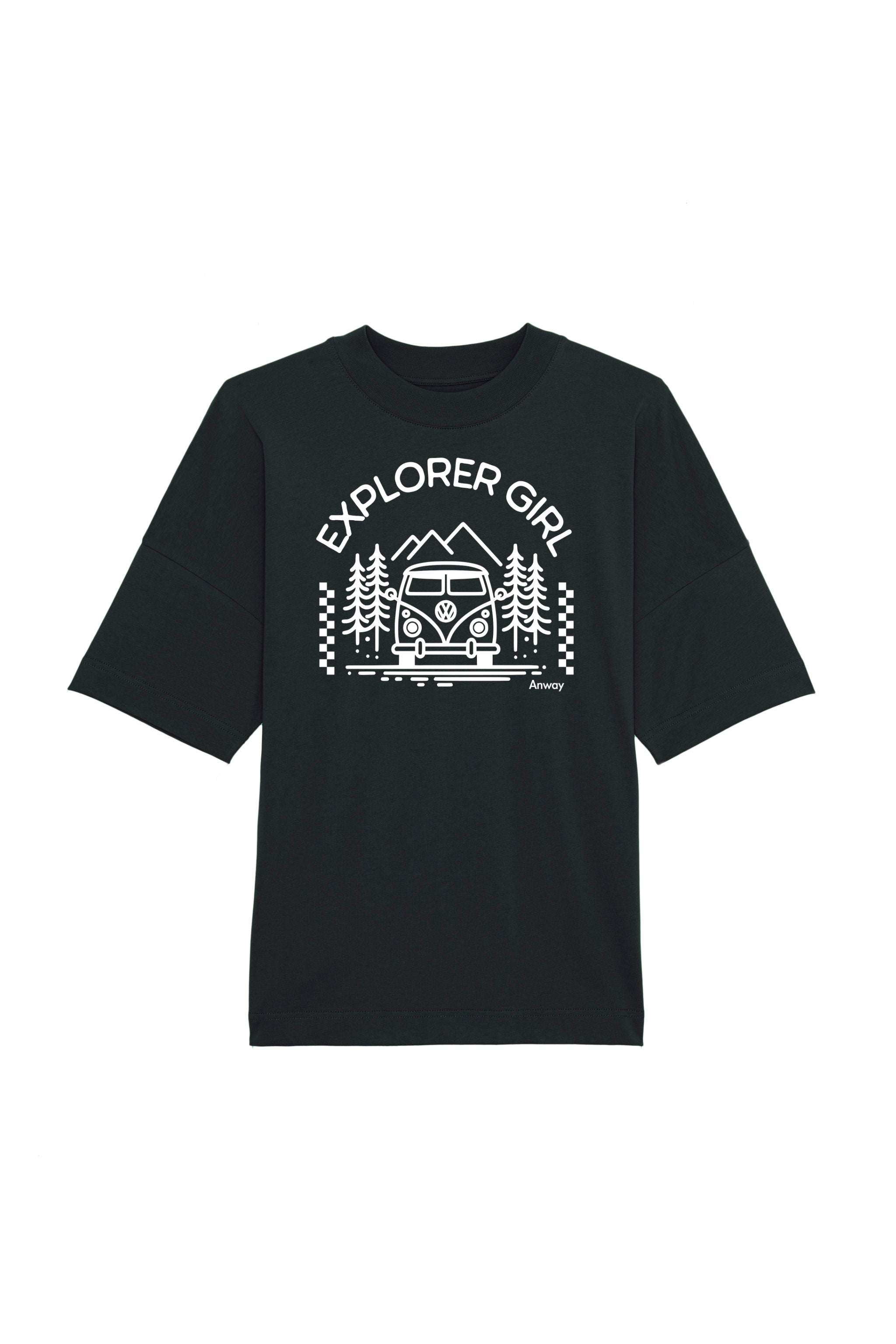 Oversized T-Shirt aus 100 % Bio-Baumwolle mit weitem, modernem Schnitt, erhältlich in Schwarz, Weiss und Natur. Individuell gestaltbar mit Wunschmotiv und frei wählbarer Platzierung. Weiche Qualität, überschnittene Ärmelansätze und lässiger Style für maximalen Tragekomfort. Mit Aufdruck "EXPLORER GIRL", einem VW-Bus, Tannen und Bergen auf der Vorderseite – modernes Design für Outdoor-Liebhaberinnen.