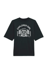 Oversized T-Shirt aus 100 % Bio-Baumwolle mit weitem, modernem Schnitt, erhältlich in Schwarz, Weiss und Natur. Individuell gestaltbar mit Wunschmotiv und frei wählbarer Platzierung. Weiche Qualität, überschnittene Ärmelansätze und lässiger Style für maximalen Tragekomfort. Mit Aufdruck "EXPLORER GIRL", einem VW-Bus, Tannen und Bergen auf der Vorderseite – modernes Design für Outdoor-Liebhaberinnen.