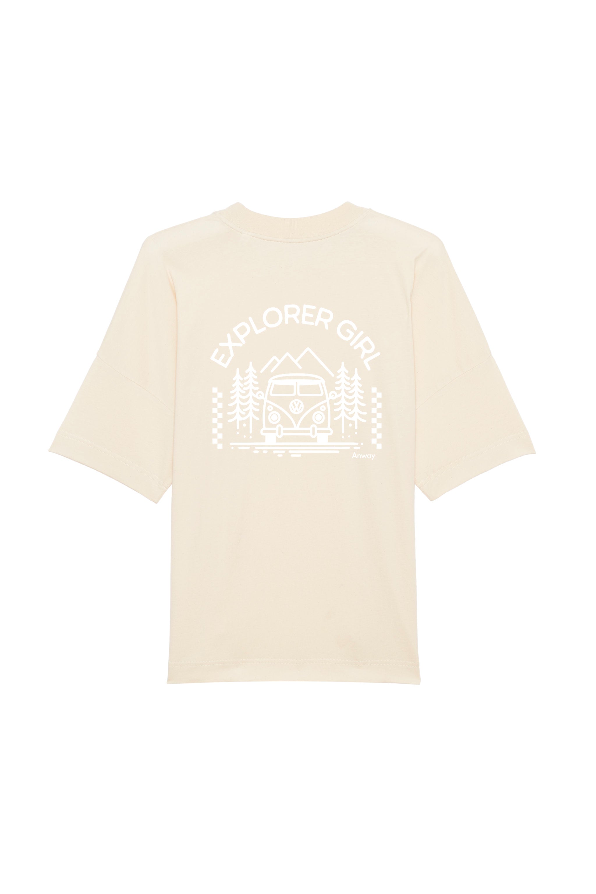 Oversized T-Shirt aus 100 % Bio-Baumwolle mit weitem, modernem Schnitt, erhältlich in Schwarz, Weiss und Natur. Individuell gestaltbar mit Wunschmotiv und frei wählbarer Platzierung. Weiche Qualität, überschnittene Ärmelansätze und lässiger Style für maximalen Tragekomfort. Mit Aufdruck auf dem Rücken "EXPLORER GIRL", einem VW-Bus, Tannen und Bergen und einem kleinen Aufdruck auf der linken Brust – modernes Design für Outdoor-Liebhaberinnen.