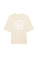 Oversized T-Shirt aus 100 % Bio-Baumwolle mit weitem, modernem Schnitt, erhältlich in Schwarz, Weiss und Natur. Individuell gestaltbar mit Wunschmotiv und frei wählbarer Platzierung. Weiche Qualität, überschnittene Ärmelansätze und lässiger Style für maximalen Tragekomfort. Mit Aufdruck auf dem Rücken "EXPLORER GIRL", einem VW-Bus, Tannen und Bergen – modernes Design für Outdoor-Liebhaberinnen.