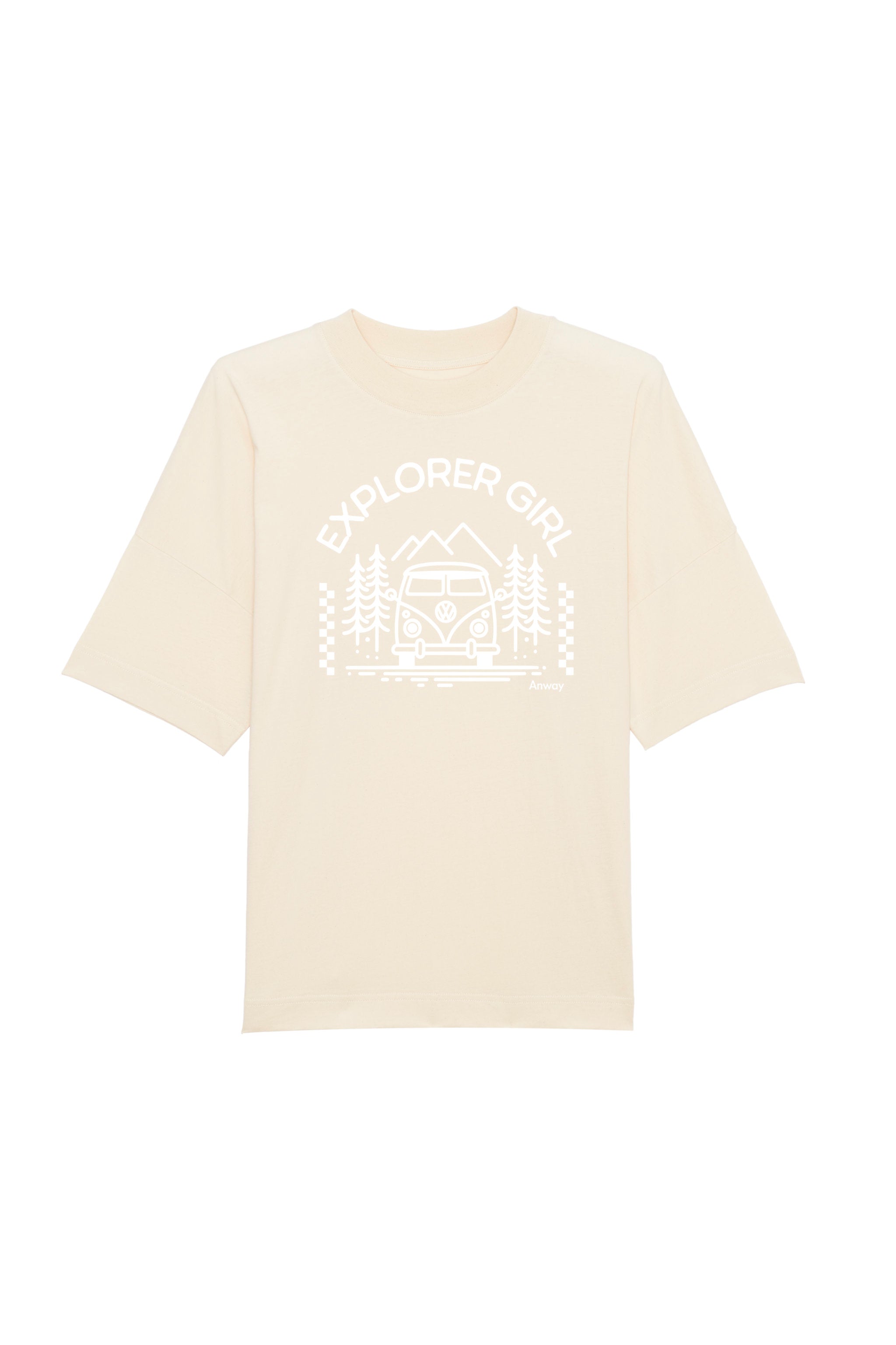 Oversized T-Shirt aus 100 % Bio-Baumwolle mit weitem, modernem Schnitt, erhältlich in Schwarz, Weiss und Natur. Individuell gestaltbar mit Wunschmotiv und frei wählbarer Platzierung. Weiche Qualität, überschnittene Ärmelansätze und lässiger Style für maximalen Tragekomfort. Mit Aufdruck "EXPLORER GIRL", einem VW-Bus, Tannen und Bergen auf der Vorderseite – modernes Design für Outdoor-Liebhaberinnen.