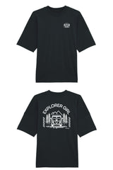 Oversized T-Shirt aus 100 % Bio-Baumwolle mit weitem, modernem Schnitt, erhältlich in Schwarz, Weiss und Natur. Individuell gestaltbar mit Wunschmotiv und frei wählbarer Platzierung. Weiche Qualität, überschnittene Ärmelansätze und lässiger Style für maximalen Tragekomfort. Mit Aufdruck auf dem Rücken "EXPLORER GIRL", einem VW-Bus, Tannen und Bergen und einem kleinen Aufdruck auf der linken Brust – modernes Design für Outdoor-Liebhaberinnen.