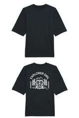 Oversized T-Shirt aus 100 % Bio-Baumwolle mit weitem, modernem Schnitt, erhältlich in Schwarz, Weiss und Natur. Individuell gestaltbar mit Wunschmotiv und frei wählbarer Platzierung. Weiche Qualität, überschnittene Ärmelansätze und lässiger Style für maximalen Tragekomfort. Mit Aufdruck auf dem Rücken "EXPLORER GIRL", einem VW-Bus, Tannen und Bergen – modernes Design für Outdoor-Liebhaberinnen.