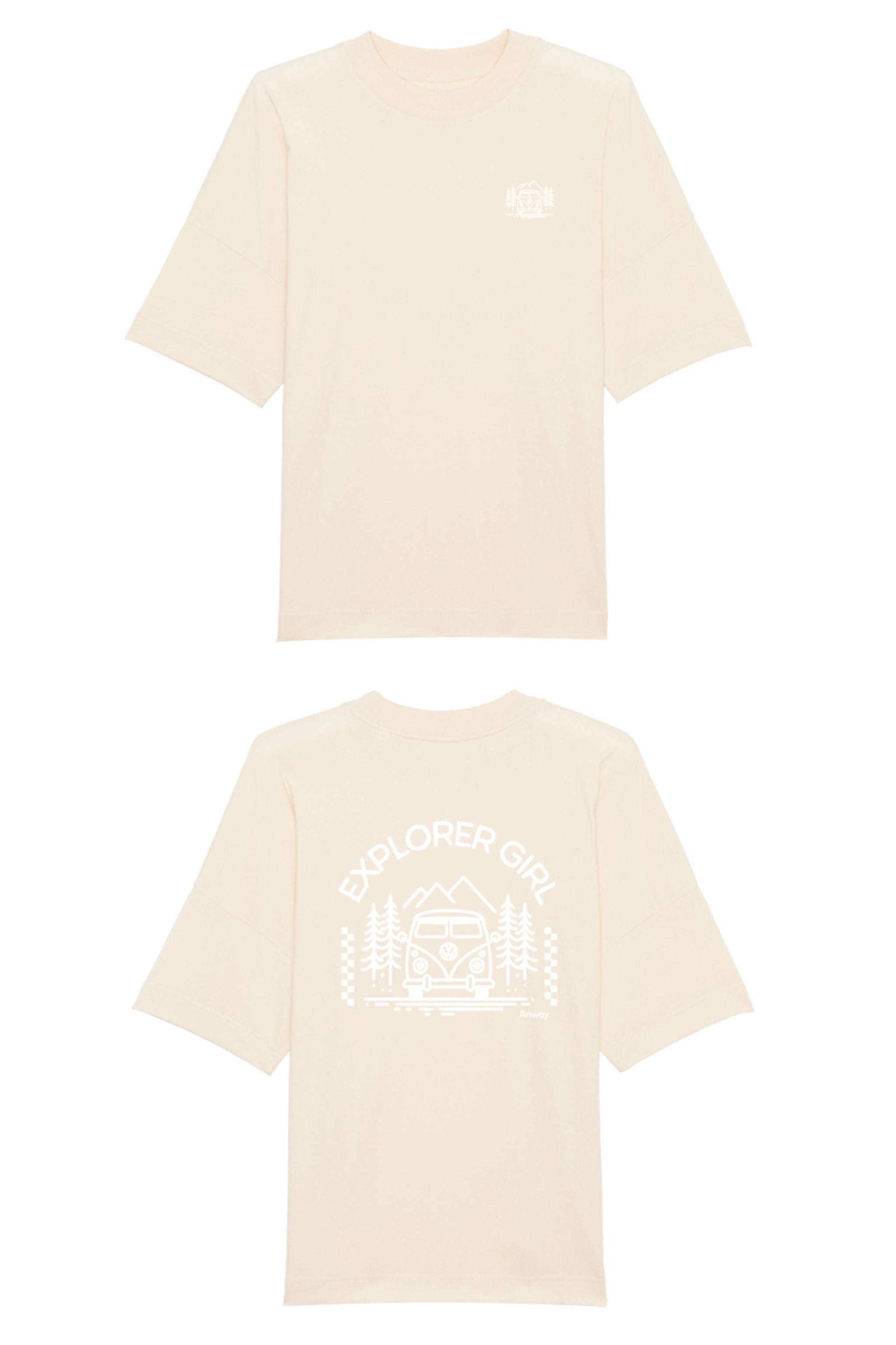 Oversized T-Shirt aus 100 % Bio-Baumwolle mit weitem, modernem Schnitt, erhältlich in Schwarz, Weiss und Natur. Individuell gestaltbar mit Wunschmotiv und frei wählbarer Platzierung. Weiche Qualität, überschnittene Ärmelansätze und lässiger Style für maximalen Tragekomfort. Mit Aufdruck auf dem Rücken "EXPLORER GIRL", einem VW-Bus, Tannen und Bergen und einem kleinen Aufdruck auf der linken Brust – modernes Design für Outdoor-Liebhaberinnen.