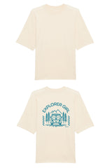 Oversized T-Shirt aus 100 % Bio-Baumwolle mit weitem, modernem Schnitt, erhältlich in Schwarz, Weiss und Natur. Individuell gestaltbar mit Wunschmotiv und frei wählbarer Platzierung. Weiche Qualität, überschnittene Ärmelansätze und lässiger Style für maximalen Tragekomfort. Mit Aufdruck auf dem Rücken "EXPLORER GIRL", einem VW-Bus, Tannen und Bergen – modernes Design für Outdoor-Liebhaberinnen.