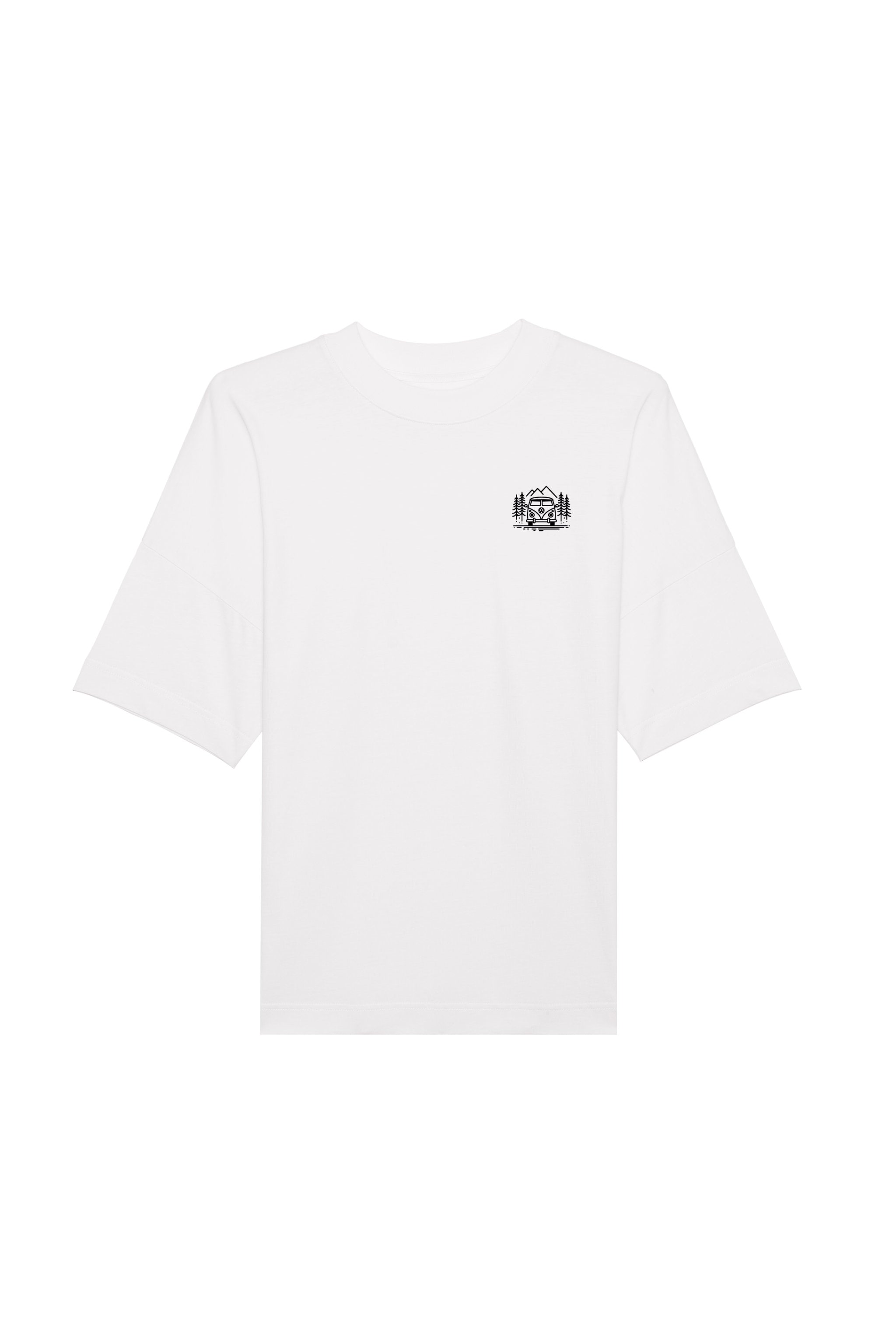 Oversized T-Shirt aus 100 % Bio-Baumwolle mit weitem, modernem Schnitt, erhältlich in Schwarz, Weiss und Natur. Individuell gestaltbar mit Wunschmotiv und frei wählbarer Platzierung. Weiche Qualität, überschnittene Ärmelansätze und lässiger Style für maximalen Tragekomfort. Mit Aufdruck auf dem Rücken "EXPLORER GIRL", einem VW-Bus, Tannen und Bergen und einem kleinen Aufdruck auf der linken Brust – modernes Design für Outdoor-Liebhaberinnen.
