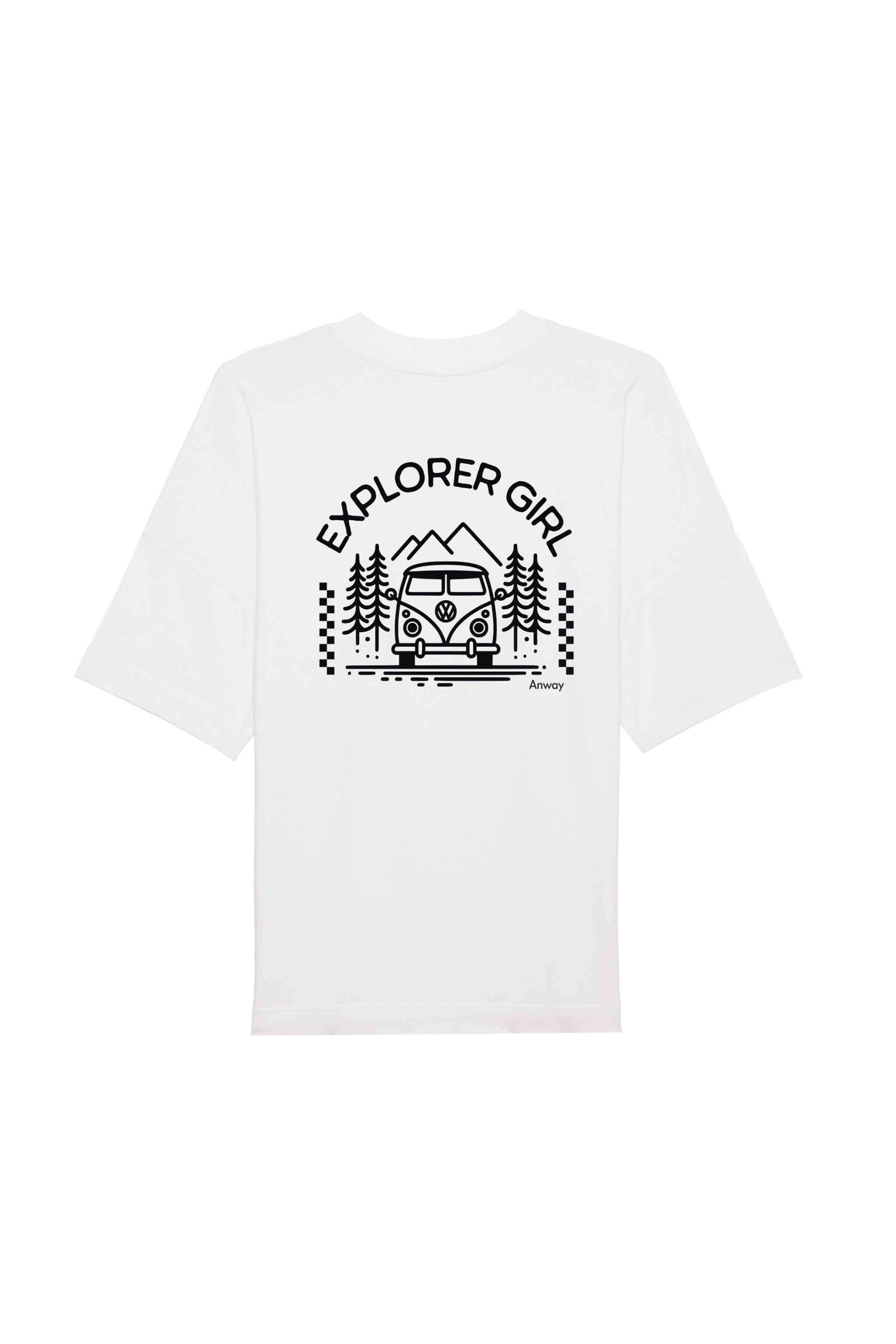 Oversized T-Shirt aus 100 % Bio-Baumwolle mit weitem, modernem Schnitt, erhältlich in Schwarz, Weiss und Natur. Individuell gestaltbar mit Wunschmotiv und frei wählbarer Platzierung. Weiche Qualität, überschnittene Ärmelansätze und lässiger Style für maximalen Tragekomfort. Mit Aufdruck auf dem Rücken "EXPLORER GIRL", einem VW-Bus, Tannen und Bergen – modernes Design für Outdoor-Liebhaberinnen.