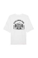 Oversized T-Shirt aus 100 % Bio-Baumwolle mit weitem, modernem Schnitt, erhältlich in Schwarz, Weiss und Natur. Individuell gestaltbar mit Wunschmotiv und frei wählbarer Platzierung. Weiche Qualität, überschnittene Ärmelansätze und lässiger Style für maximalen Tragekomfort. Mit Aufdruck auf dem Rücken "EXPLORER GIRL", einem VW-Bus, Tannen und Bergen – modernes Design für Outdoor-Liebhaberinnen.