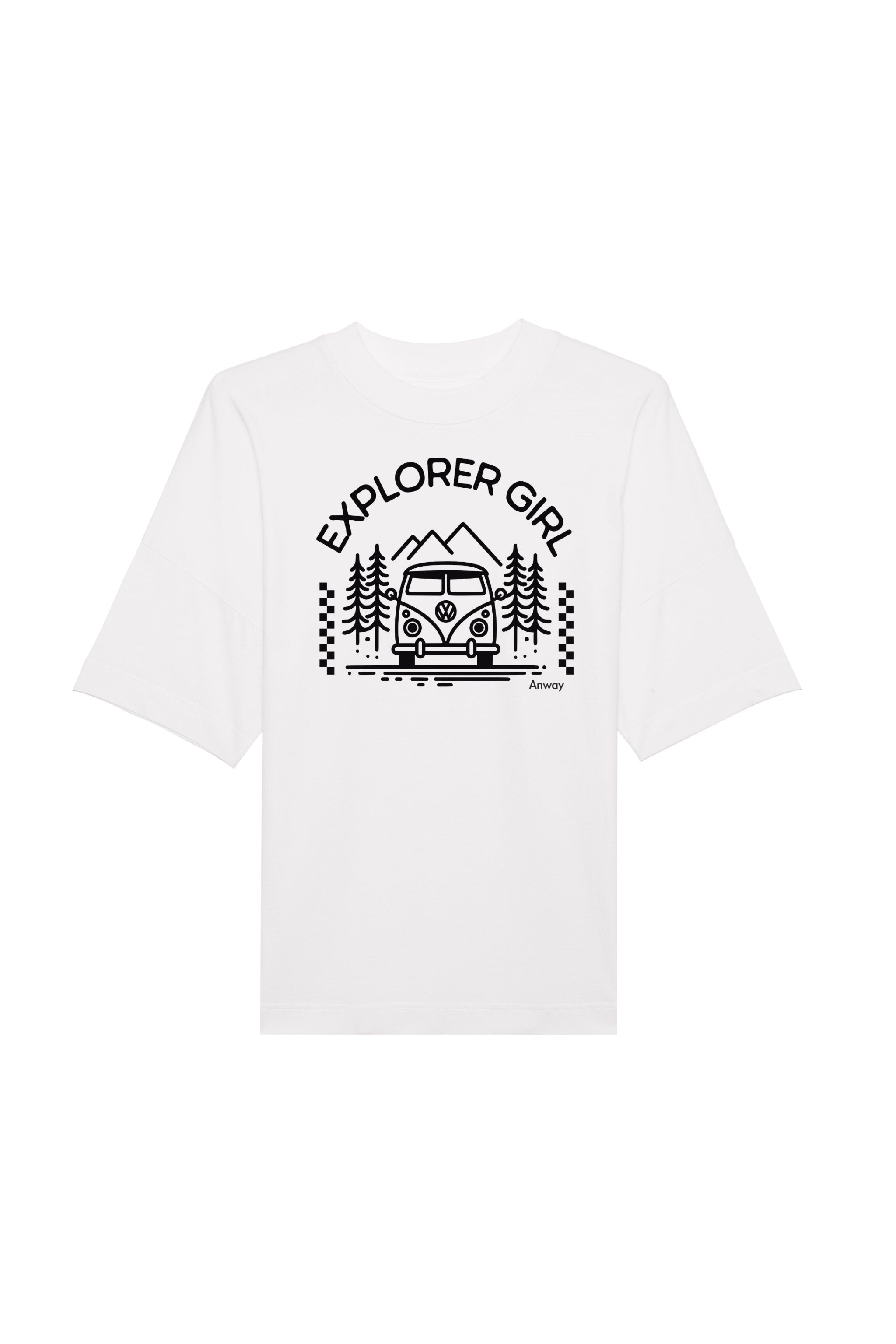Oversized T-Shirt aus 100 % Bio-Baumwolle mit weitem, modernem Schnitt, erhältlich in Schwarz, Weiss und Natur. Individuell gestaltbar mit Wunschmotiv und frei wählbarer Platzierung. Weiche Qualität, überschnittene Ärmelansätze und lässiger Style für maximalen Tragekomfort. Mit Aufdruck "EXPLORER GIRL", einem VW-Bus, Tannen und Bergen auf der Vorderseite – modernes Design für Outdoor-Liebhaberinnen.