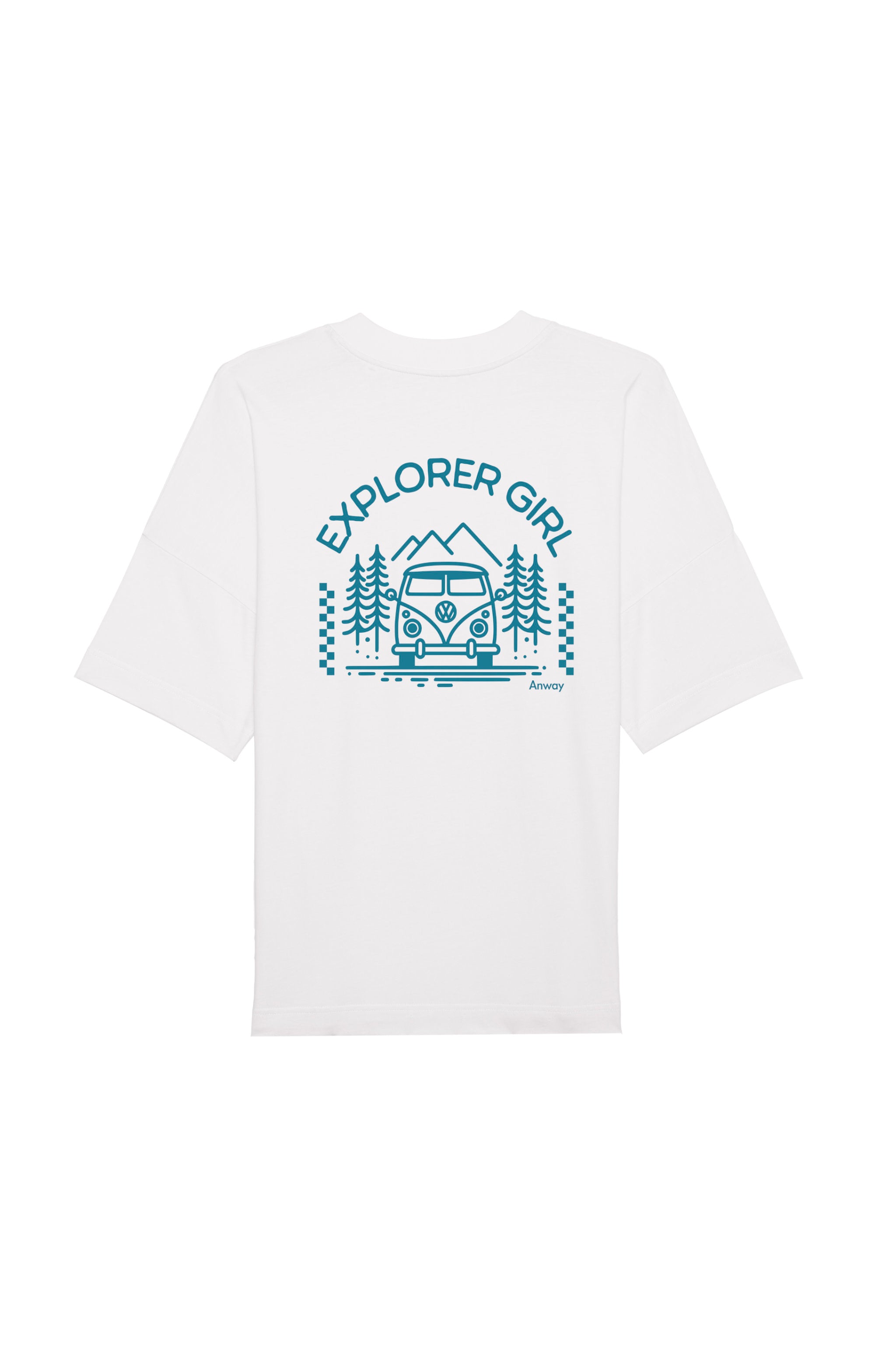 Oversized T-Shirt aus 100 % Bio-Baumwolle mit weitem, modernem Schnitt, erhältlich in Schwarz, Weiss und Natur. Individuell gestaltbar mit Wunschmotiv und frei wählbarer Platzierung. Weiche Qualität, überschnittene Ärmelansätze und lässiger Style für maximalen Tragekomfort. Mit Aufdruck auf dem Rücken "EXPLORER GIRL", einem VW-Bus, Tannen und Bergen – modernes Design für Outdoor-Liebhaberinnen.
