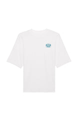 Oversized T-Shirt aus 100 % Bio-Baumwolle mit weitem, modernem Schnitt, erhältlich in Schwarz, Weiss und Natur. Individuell gestaltbar mit Wunschmotiv und frei wählbarer Platzierung. Weiche Qualität, überschnittene Ärmelansätze und lässiger Style für maximalen Tragekomfort. Mit Aufdruck auf dem Rücken "EXPLORER GIRL", einem VW-Bus, Tannen und Bergen und einem kleinen Aufdruck auf der linken Brust – modernes Design für Outdoor-Liebhaberinnen.