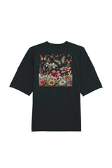 Oversized T-Shirt aus 100 % Bio-Baumwolle mit weitem, modernem Schnitt, erhältlich in Schwarz, Weiss und Natur. Individuell gestaltbar mit Wunschmotiv und frei wählbarer Platzierung. Weiche Qualität, überschnittene Ärmelansätze und lässiger Style für maximalen Tragekomfort. Vorderseite: Farbiger Schmetterling auf der linken Brust. Rückseite: Buntes Blumen- und Schmetterlingsfeld im Illustrationsstil.