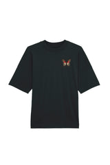 Oversized T-Shirt aus 100 % Bio-Baumwolle mit weitem, modernem Schnitt, erhältlich in Schwarz, Weiss und Natur. Individuell gestaltbar mit Wunschmotiv und frei wählbarer Platzierung. Weiche Qualität, überschnittene Ärmelansätze und lässiger Style für maximalen Tragekomfort. Vorderseite: Farbiger Schmetterling auf der linken Brust. Rückseite: Buntes Blumen- und Schmetterlingsfeld im Illustrationsstil.