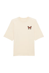 Oversized T-Shirt aus 100 % Bio-Baumwolle mit weitem, modernem Schnitt, erhältlich in Schwarz, Weiss und Natur. Individuell gestaltbar mit Wunschmotiv und frei wählbarer Platzierung. Weiche Qualität, überschnittene Ärmelansätze und lässiger Style für maximalen Tragekomfort. Vorderseite: Farbiger Schmetterling auf der linken Brust. Rückseite: Buntes Blumen- und Schmetterlingsfeld im Illustrationsstil.