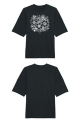 Oversized T-Shirt aus 100 % Bio-Baumwolle mit weitem, modernem Schnitt, erhältlich in Schwarz, Weiss und Natur. Individuell gestaltbar mit Wunschmotiv und frei wählbarer Platzierung. Weiche Qualität, überschnittene Ärmelansätze und lässiger Style für maximalen Tragekomfort. Rückseite:Mit großem schwarzen Blumenmuster aus verschiedenen stilisierten Blüten und Blättern. Vorderseite: T-Shirt mit einfarbigem Blumenprint auf der Vorderseite. 