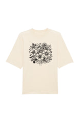 Oversized T-Shirt aus 100 % Bio-Baumwolle mit weitem, modernem Schnitt, erhältlich in Schwarz, Weiss und Natur. Individuell gestaltbar mit Wunschmotiv und frei wählbarer Platzierung. Weiche Qualität, überschnittene Ärmelansätze und lässiger Style für maximalen Tragekomfort. Rückseite:Mit großem schwarzen Blumenmuster aus verschiedenen stilisierten Blüten und Blättern. Vorderseite: T-Shirt mit einfarbigem Blumenprint auf der Vorderseite. 