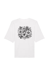 Oversized T-Shirt aus 100 % Bio-Baumwolle mit weitem, modernem Schnitt, erhältlich in Schwarz, Weiss und Natur. Individuell gestaltbar mit Wunschmotiv und frei wählbarer Platzierung. Weiche Qualität, überschnittene Ärmelansätze und lässiger Style für maximalen Tragekomfort. Rückseite:Mit großem schwarzen Blumenmuster aus verschiedenen stilisierten Blüten und Blättern. Vorderseite: T-Shirt mit einfarbigem Blumenprint auf der Vorderseite. 