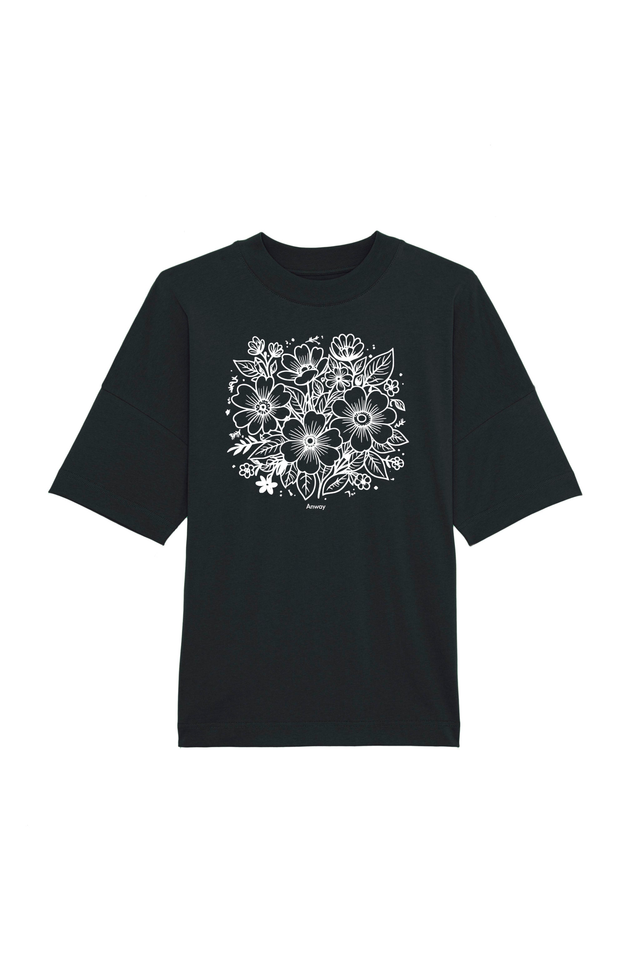 Oversized T-Shirt aus 100 % Bio-Baumwolle mit weitem, modernem Schnitt, erhältlich in Schwarz, Weiss und Natur. Individuell gestaltbar mit Wunschmotiv und frei wählbarer Platzierung. Weiche Qualität, überschnittene Ärmelansätze und lässiger Style für maximalen Tragekomfort. Rückseite:Mit großem schwarzen Blumenmuster aus verschiedenen stilisierten Blüten und Blättern. Vorderseite: T-Shirt mit einfarbigem Blumenprint auf der Vorderseite. 