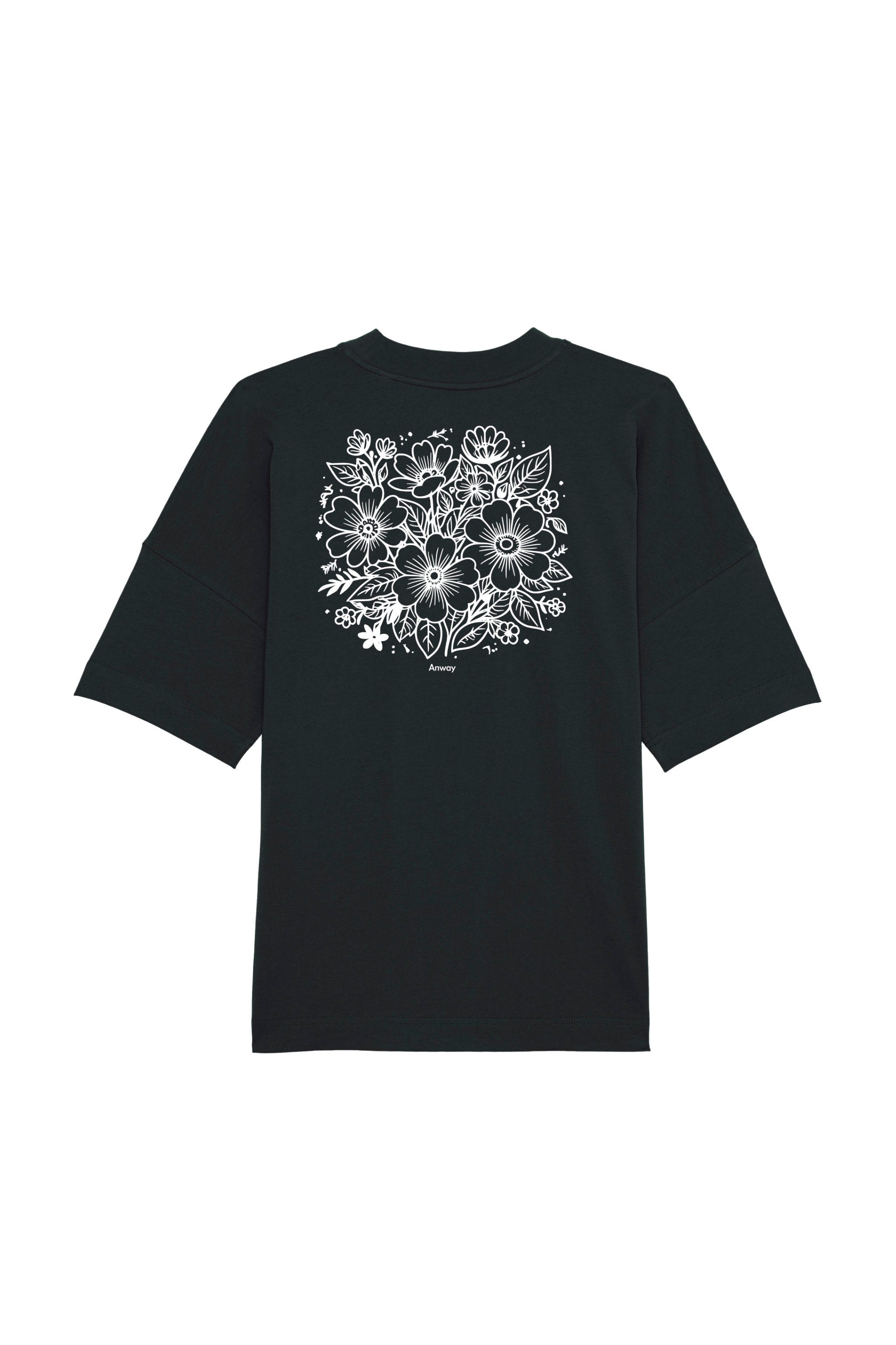 Oversized T-Shirt aus 100 % Bio-Baumwolle mit weitem, modernem Schnitt, erhältlich in Schwarz, Weiss und Natur. Individuell gestaltbar mit Wunschmotiv und frei wählbarer Platzierung. Weiche Qualität, überschnittene Ärmelansätze und lässiger Style für maximalen Tragekomfort. Rückseite:Mit großem schwarzen Blumenmuster aus verschiedenen stilisierten Blüten und Blättern. Rückseite: T-Shirt mit grossem, einfarbigem Blumenprint auf der Rückseite. 