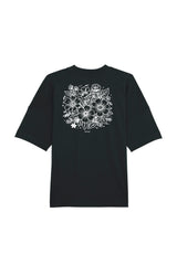 Oversized T-Shirt aus 100 % Bio-Baumwolle mit weitem, modernem Schnitt, erhältlich in Schwarz, Weiss und Natur. Individuell gestaltbar mit Wunschmotiv und frei wählbarer Platzierung. Weiche Qualität, überschnittene Ärmelansätze und lässiger Style für maximalen Tragekomfort. Rückseite:Mit großem schwarzen Blumenmuster aus verschiedenen stilisierten Blüten und Blättern. Rückseite: T-Shirt mit grossem, einfarbigem Blumenprint auf der Rückseite. 