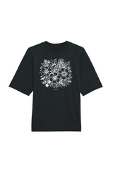 Oversized T-Shirt aus 100 % Bio-Baumwolle mit weitem, modernem Schnitt, erhältlich in Schwarz, Weiss und Natur. Individuell gestaltbar mit Wunschmotiv und frei wählbarer Platzierung. Weiche Qualität, überschnittene Ärmelansätze und lässiger Style für maximalen Tragekomfort. Rückseite:Mit großem schwarzen Blumenmuster aus verschiedenen stilisierten Blüten und Blättern. Vorderseite: T-Shirt mit einfarbigem Blumenprint auf der Vorderseite. 
