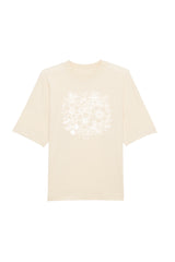 Oversized T-Shirt aus 100 % Bio-Baumwolle mit weitem, modernem Schnitt, erhältlich in Schwarz, Weiss und Natur. Individuell gestaltbar mit Wunschmotiv und frei wählbarer Platzierung. Weiche Qualität, überschnittene Ärmelansätze und lässiger Style für maximalen Tragekomfort. Rückseite:Mit großem schwarzen Blumenmuster aus verschiedenen stilisierten Blüten und Blättern. Vorderseite: T-Shirt mit einfarbigem Blumenprint auf der Vorderseite. 