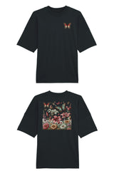 Oversized T-Shirt aus 100 % Bio-Baumwolle mit weitem, modernem Schnitt, erhältlich in Schwarz, Weiss und Natur. Individuell gestaltbar mit Wunschmotiv und frei wählbarer Platzierung. Weiche Qualität, überschnittene Ärmelansätze und lässiger Style für maximalen Tragekomfort. Vorderseite: Farbiger Schmetterling auf der linken Brust. Rückseite: Buntes Blumen- und Schmetterlingsfeld im Illustrationsstil.