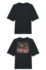 Oversized T-Shirt aus 100 % Bio-Baumwolle mit weitem, modernem Schnitt, erhältlich in Schwarz, Weiss und Natur. Individuell gestaltbar mit Wunschmotiv und frei wählbarer Platzierung. Weiche Qualität, überschnittene Ärmelansätze und lässiger Style für maximalen Tragekomfort. Buntes Blumen- und Schmetterlingsfeld im Illustrationsstil auf der Rücken.