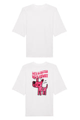 Oversized T-Shirt aus 100 % Bio-Baumwolle mit weitem, modernem Schnitt, erhältlich in Schwarz, Weiss und Natur. Individuell gestaltbar mit Wunschmotiv und frei wählbarer Platzierung. Weiche Qualität, überschnittene Ärmelansätze und lässiger Style für maximalen Tragekomfort. Handgezeichnetes Hundemotiv und Schriftzug „LIFE IS BETTER WITH ANWAY“ auf der Rückseite.