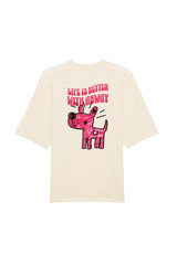 Oversized T-Shirt aus 100 % Bio-Baumwolle mit weitem, modernem Schnitt, erhältlich in Schwarz, Weiss und Natur. Individuell gestaltbar mit Wunschmotiv und frei wählbarer Platzierung. Weiche Qualität, überschnittene Ärmelansätze und lässiger Style für maximalen Tragekomfort. Vorderseite: Kleiner Hund im Comic-Stil auf der linken Brust. Rückseite: Handgezeichnetes Hundemotiv und Schriftzug „LIFE IS BETTER WITH ANWAY“