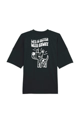 Oversized T-Shirt aus 100 % Bio-Baumwolle mit weitem, modernem Schnitt, erhältlich in Schwarz, Weiss und Natur. Individuell gestaltbar mit Wunschmotiv und frei wählbarer Platzierung. Weiche Qualität, überschnittene Ärmelansätze und lässiger Style für maximalen Tragekomfort. Handgezeichnetes Hundemotiv und Schriftzug „LIFE IS BETTER WITH ANWAY“ auf der Rückseite.