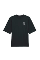 Oversized T-Shirt aus 100 % Bio-Baumwolle mit weitem, modernem Schnitt, erhältlich in Schwarz, Weiss und Natur. Individuell gestaltbar mit Wunschmotiv und frei wählbarer Platzierung. Weiche Qualität, überschnittene Ärmelansätze und lässiger Style für maximalen Tragekomfort. Vorderseite: Kleiner Hund im Comic-Stil auf der linken Brust. Rückseite: Handgezeichnetes Hundemotiv und Schriftzug „LIFE IS BETTER WITH ANWAY“