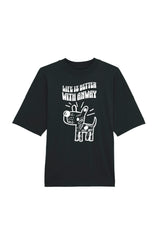 Oversized T-Shirt aus 100 % Bio-Baumwolle mit weitem, modernem Schnitt, erhältlich in Schwarz, Weiss und Natur. Individuell gestaltbar mit Wunschmotiv und frei wählbarer Platzierung. Weiche Qualität, überschnittene Ärmelansätze und lässiger Style für maximalen Tragekomfort. Handgezeichnetes Hundemotiv und Schriftzug „LIFE IS BETTER WITH ANWAY“ auf der Vorderseite.