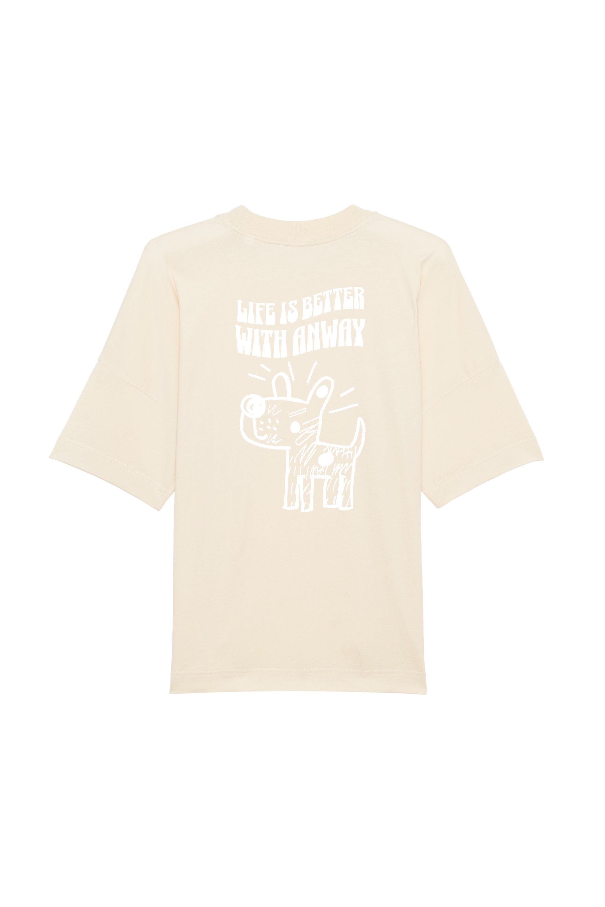 Oversized T-Shirt aus 100 % Bio-Baumwolle mit weitem, modernem Schnitt, erhältlich in Schwarz, Weiss und Natur. Individuell gestaltbar mit Wunschmotiv und frei wählbarer Platzierung. Weiche Qualität, überschnittene Ärmelansätze und lässiger Style für maximalen Tragekomfort. Vorderseite: Kleiner Hund im Comic-Stil auf der linken Brust. Rückseite: Handgezeichnetes Hundemotiv und Schriftzug „LIFE IS BETTER WITH ANWAY“