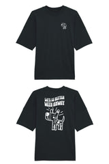 Oversized T-Shirt aus 100 % Bio-Baumwolle mit weitem, modernem Schnitt, erhältlich in Schwarz, Weiss und Natur. Individuell gestaltbar mit Wunschmotiv und frei wählbarer Platzierung. Weiche Qualität, überschnittene Ärmelansätze und lässiger Style für maximalen Tragekomfort. Vorderseite: Kleiner Hund im Comic-Stil auf der linken Brust. Rückseite: Handgezeichnetes Hundemotiv und Schriftzug „LIFE IS BETTER WITH ANWAY“