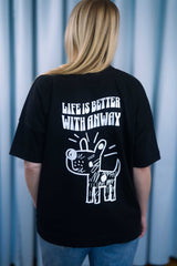 Oversized T-Shirt aus 100 % Bio-Baumwolle mit weitem, modernem Schnitt, erhältlich in Schwarz, Weiss und Natur. Individuell gestaltbar mit Wunschmotiv und frei wählbarer Platzierung. Weiche Qualität, überschnittene Ärmelansätze und lässiger Style für maximalen Tragekomfort. Vorderseite: Kleiner Hund im Comic-Stil auf der linken Brust. Rückseite: Handgezeichnetes Hundemotiv und Schriftzug „LIFE IS BETTER WITH ANWAY“