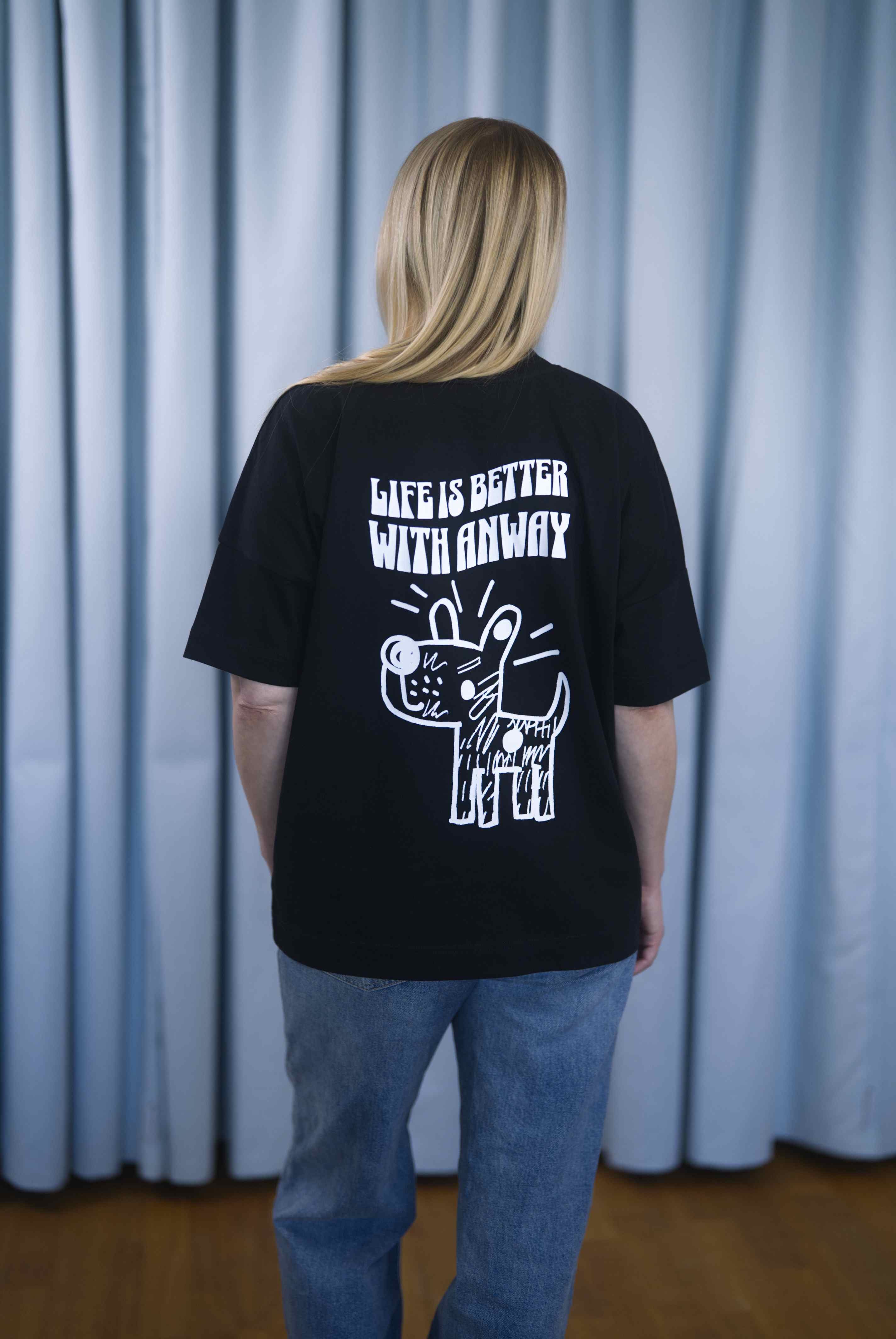 Oversized T-Shirt aus 100 % Bio-Baumwolle mit weitem, modernem Schnitt, erhältlich in Schwarz, Weiss und Natur. Individuell gestaltbar mit Wunschmotiv und frei wählbarer Platzierung. Weiche Qualität, überschnittene Ärmelansätze und lässiger Style für maximalen Tragekomfort. Handgezeichnetes Hundemotiv und Schriftzug „LIFE IS BETTER WITH ANWAY“ auf der Rückseite.