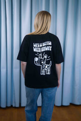 Oversized T-Shirt aus 100 % Bio-Baumwolle mit weitem, modernem Schnitt, erhältlich in Schwarz, Weiss und Natur. Individuell gestaltbar mit Wunschmotiv und frei wählbarer Platzierung. Weiche Qualität, überschnittene Ärmelansätze und lässiger Style für maximalen Tragekomfort. Handgezeichnetes Hundemotiv und Schriftzug „LIFE IS BETTER WITH ANWAY“ auf der Rückseite.