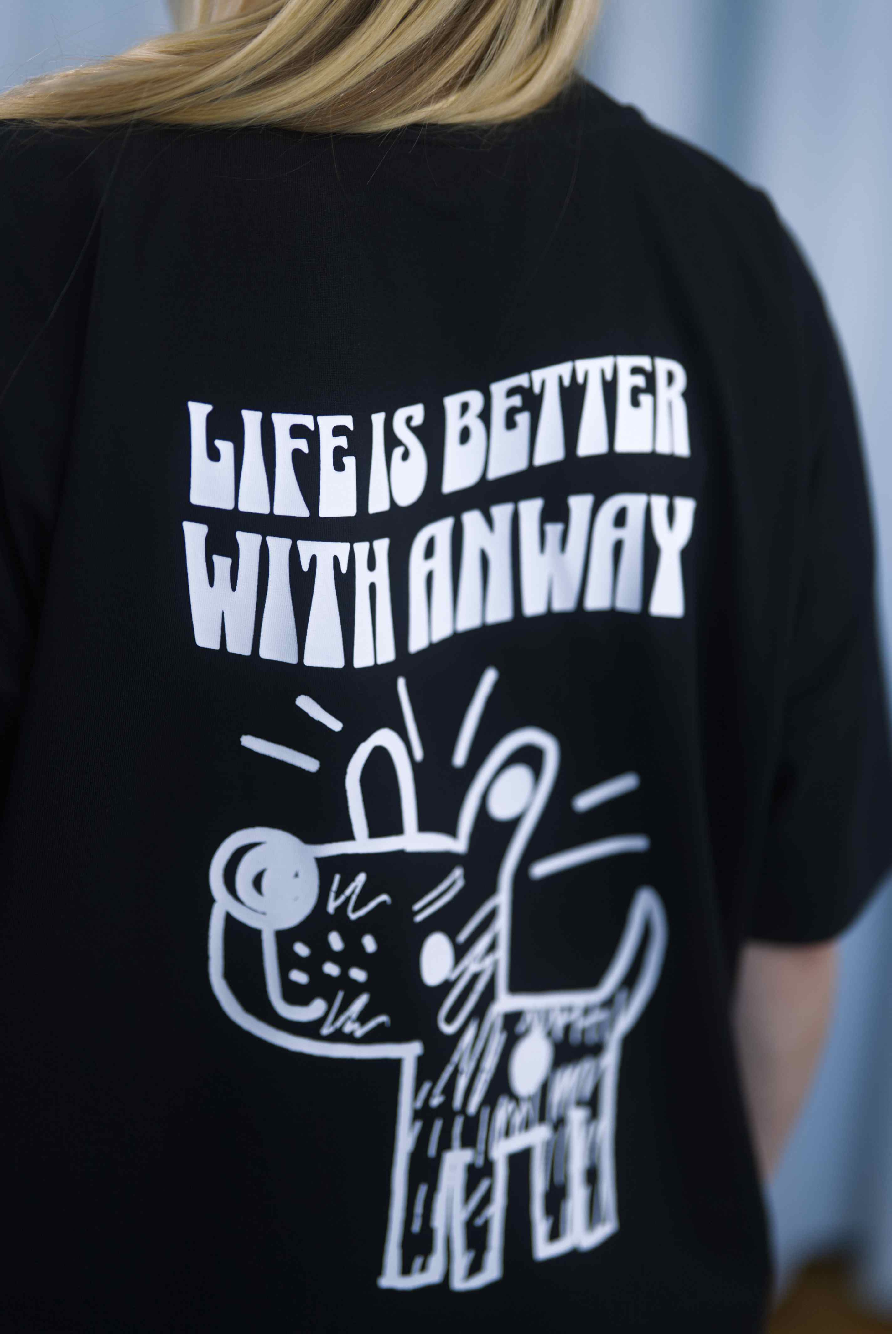 Oversized T-Shirt aus 100 % Bio-Baumwolle mit weitem, modernem Schnitt, erhältlich in Schwarz, Weiss und Natur. Individuell gestaltbar mit Wunschmotiv und frei wählbarer Platzierung. Weiche Qualität, überschnittene Ärmelansätze und lässiger Style für maximalen Tragekomfort. Handgezeichnetes Hundemotiv und Schriftzug „LIFE IS BETTER WITH ANWAY“ auf der Rückseite.