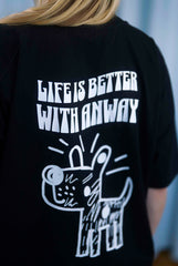 Oversized T-Shirt aus 100 % Bio-Baumwolle mit weitem, modernem Schnitt, erhältlich in Schwarz, Weiss und Natur. Individuell gestaltbar mit Wunschmotiv und frei wählbarer Platzierung. Weiche Qualität, überschnittene Ärmelansätze und lässiger Style für maximalen Tragekomfort. Handgezeichnetes Hundemotiv und Schriftzug „LIFE IS BETTER WITH ANWAY“ auf der Rückseite.