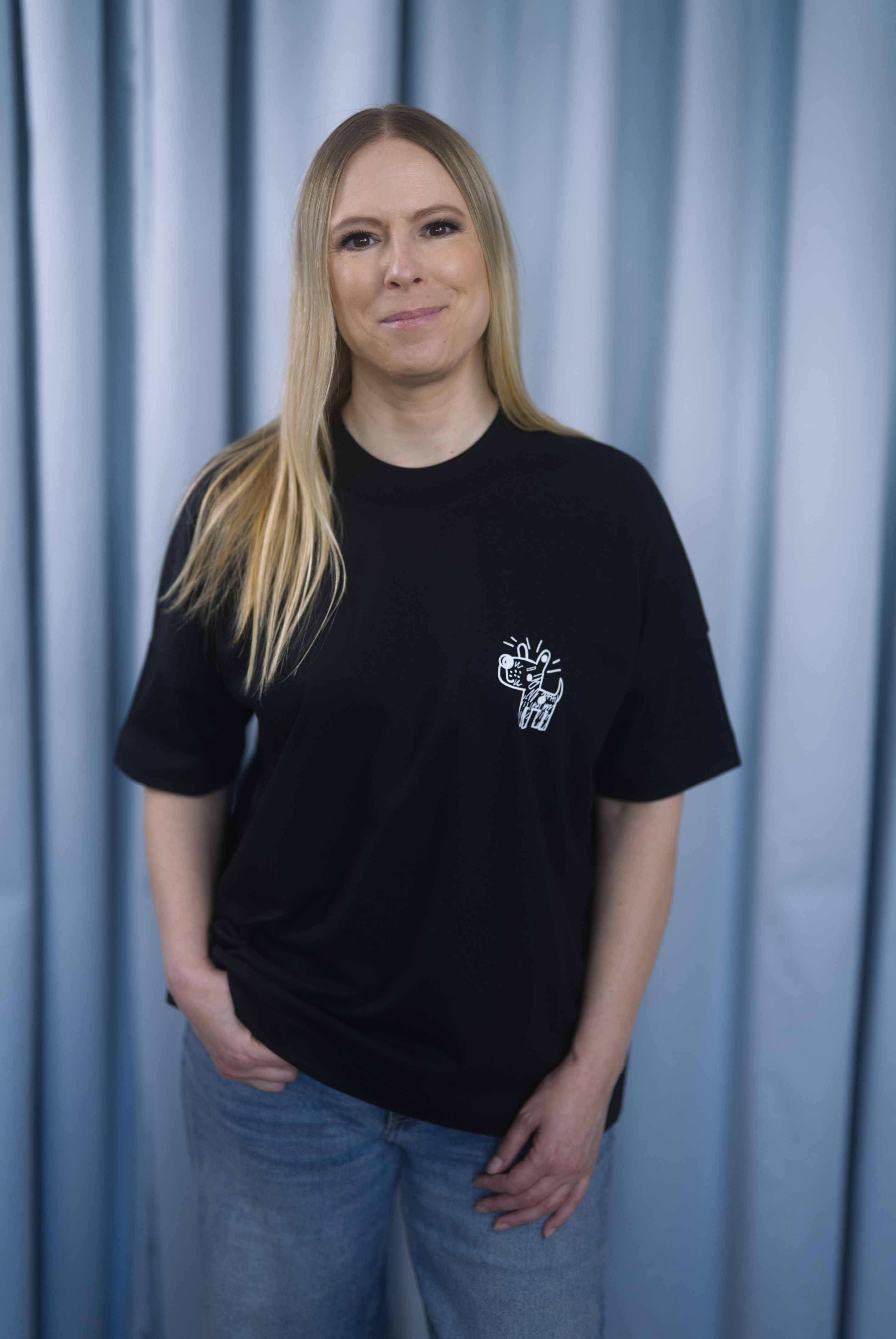 Oversized T-Shirt aus 100 % Bio-Baumwolle mit weitem, modernem Schnitt, erhältlich in Schwarz, Weiss und Natur. Individuell gestaltbar mit Wunschmotiv und frei wählbarer Platzierung. Weiche Qualität, überschnittene Ärmelansätze und lässiger Style für maximalen Tragekomfort. Vorderseite: Kleiner Hund im Comic-Stil auf der linken Brust. Rückseite: Handgezeichnetes Hundemotiv und Schriftzug „LIFE IS BETTER WITH ANWAY“