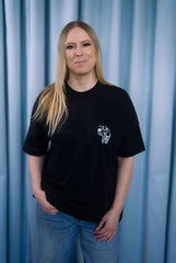 Oversized T-Shirt aus 100 % Bio-Baumwolle mit weitem, modernem Schnitt, erhältlich in Schwarz, Weiss und Natur. Individuell gestaltbar mit Wunschmotiv und frei wählbarer Platzierung. Weiche Qualität, überschnittene Ärmelansätze und lässiger Style für maximalen Tragekomfort. Vorderseite: Kleiner Hund im Comic-Stil auf der linken Brust. Rückseite: Handgezeichnetes Hundemotiv und Schriftzug „LIFE IS BETTER WITH ANWAY“