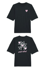 Oversized T-Shirt aus 100 % Bio-Baumwolle mit weitem, modernem Schnitt, erhältlich in Schwarz, Weiss und Natur. Individuell gestaltbar mit Wunschmotiv und frei wählbarer Platzierung. Weiche Qualität, überschnittene Ärmelansätze und lässiger Style für maximalen Tragekomfort. Vorderseite: Rosa Herz auf der linken Brust. Rückseite: Tic-Tac-Toe-Motiv mit rosa Herzen und darunter der Schriftzug „LOVE WINS“ in rosa.