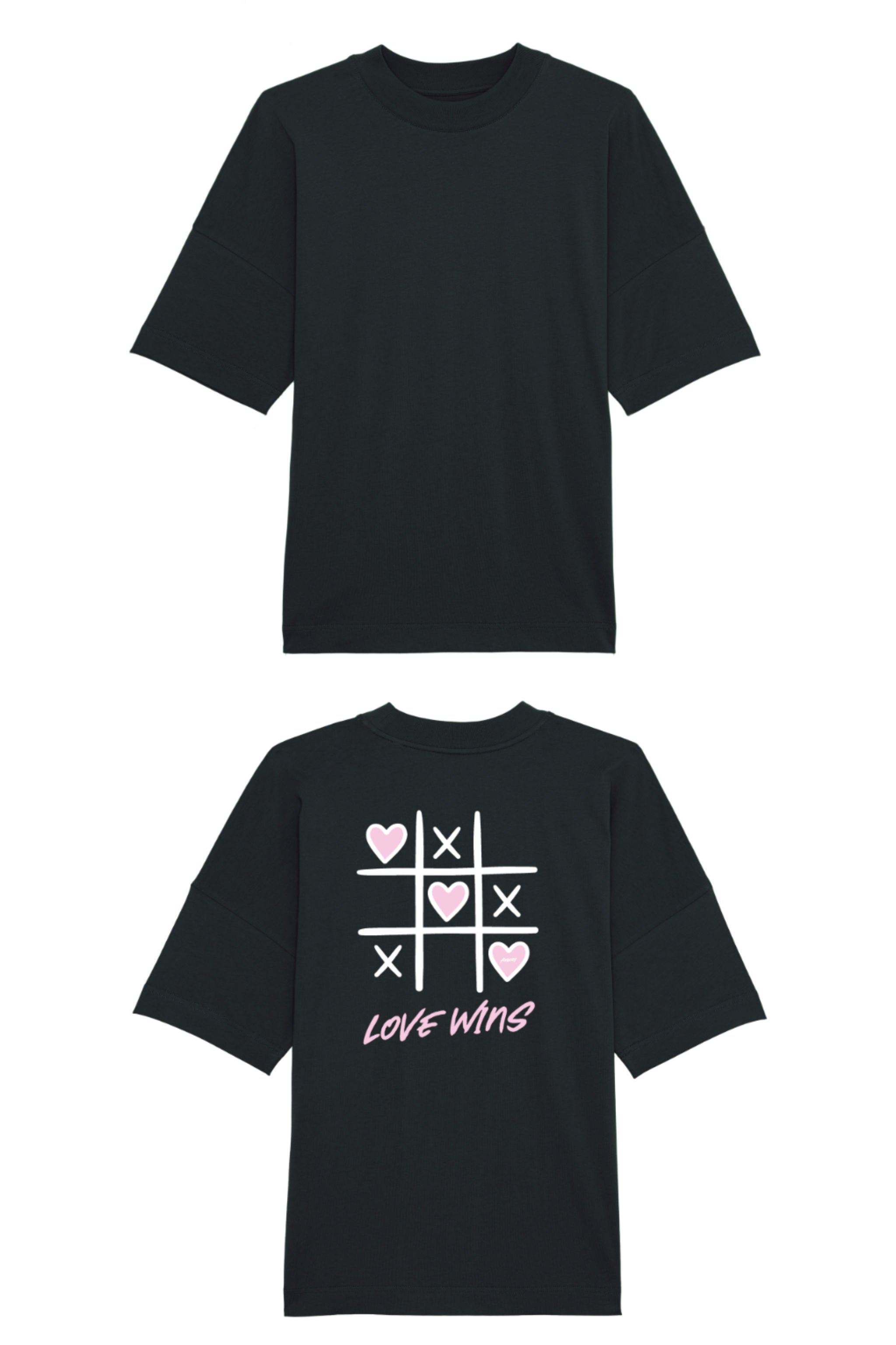 Oversized T-Shirt aus 100 % Bio-Baumwolle mit weitem, modernem Schnitt, erhältlich in Schwarz, Weiss und Natur. Individuell gestaltbar mit Wunschmotiv und frei wählbarer Platzierung. Weiche Qualität, überschnittene Ärmelansätze und lässiger Style für maximalen Tragekomfort. Tic-Tac-Toe-Motiv mit rosa Herzen und darunter der Schriftzug „LOVE WINS“ in rosa auf der Rückseite.