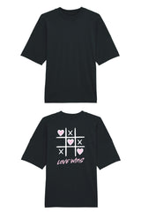 Oversized T-Shirt aus 100 % Bio-Baumwolle mit weitem, modernem Schnitt, erhältlich in Schwarz, Weiss und Natur. Individuell gestaltbar mit Wunschmotiv und frei wählbarer Platzierung. Weiche Qualität, überschnittene Ärmelansätze und lässiger Style für maximalen Tragekomfort. Tic-Tac-Toe-Motiv mit rosa Herzen und darunter der Schriftzug „LOVE WINS“ in rosa auf der Rückseite.